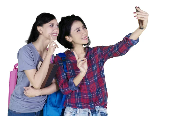 Foto Dos Bellos Estudiantes Universitarios Usando Teléfono Inteligente Para Tomar —  Fotos de Stock