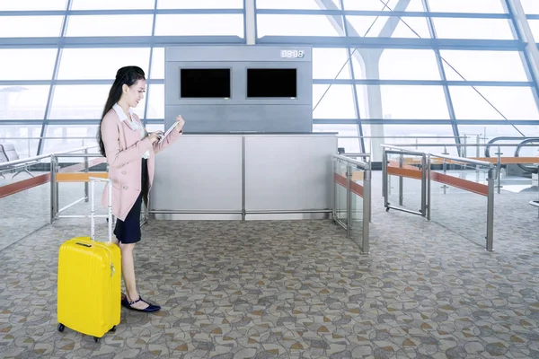 Picture Caucasian Businesswoman Using Digital Tablet While Standing Luggage Airport — Stock Photo, Image