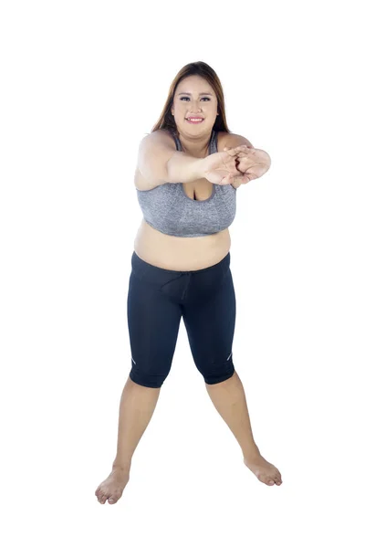 Longitud Completa Mujer Gorda Caucásica Sonriendo Cámara Mientras Hace Calentamiento —  Fotos de Stock