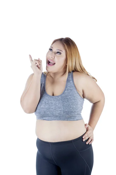 白人肥胖妇女的肖像穿着运动服 而思考的东西 孤立的白色背景 — 图库照片
