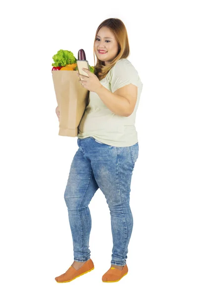 Volledige Lengte Van Kaukasische Dikke Vrouw Een Zakhoogtepunt Van Groenten — Stockfoto