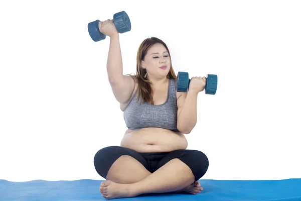 Image Caucasian Fat Woman Exercising Two Dumbbells While Sitting Mat — Stock Photo, Image