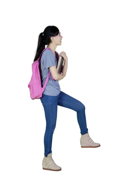 Retrato Una Estudiante Universitaria Caucásica Posando Caminando Las Escaleras Mientras — Foto de Stock