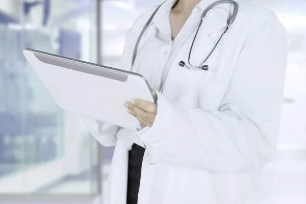 Närbild Kvinnliga Läkare Hand Hållande Digital Tablett Stående Kliniken — Stockfoto