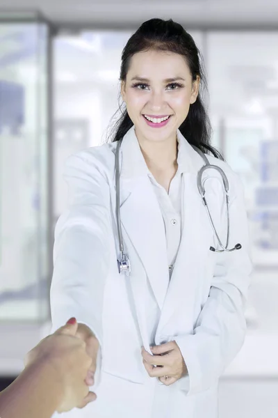 Retrato Médico Feminino Amigável Apertando Mãos Com Seu Paciente Enquanto — Fotografia de Stock