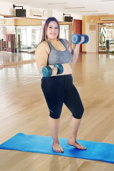 Portrait Femme Grasse Heureuse Faisant Exercice Avec Deux Haltères Debout — Photo