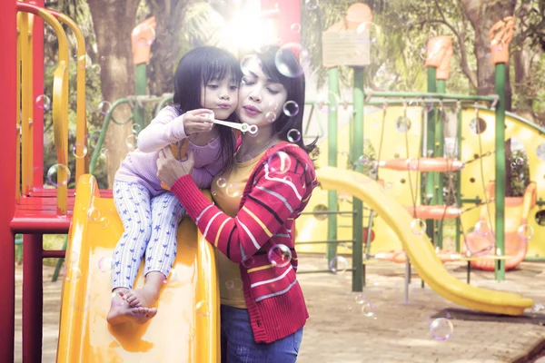 Madre Figlia Divertono Soffiare Bolle Sapone Nel Parco Giochi — Foto Stock