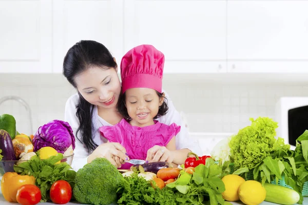 Bastante Joven Asiática Mujer Pequeña Hija Cortar Verduras Mesa Cocina —  Fotos de Stock