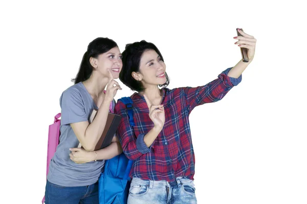 Selfie 写真を一緒に撮るにスマート フォンを使って 白い背景で隔離の つの大学生の画像 — ストック写真