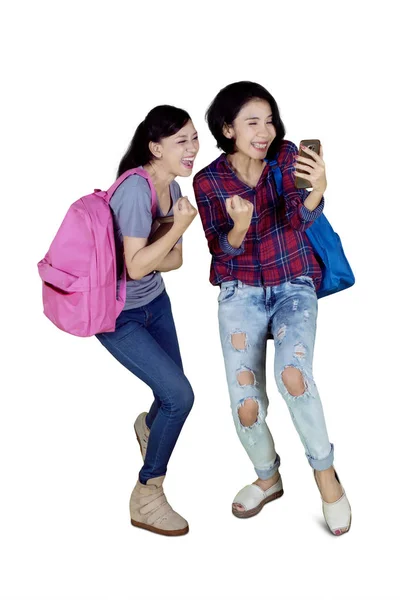 Volle Länge Von Zwei Studentinnen Die Sich Glücklich Ausdrücken Nachdem — Stockfoto