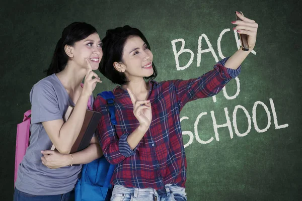 Picture Two Female College Students Using Smartphone Take Selfie Photo — Stock Photo, Image