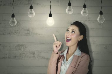 Resim parlak bir fikir kızdırma ampul bakarken almak güzel bir girişimci
