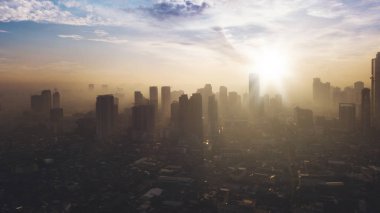 Jakarta - Endonezya. 05 Temmuz 2018: Güzel Jakarta cityscape silüeti gündoğumu ışık altında ile