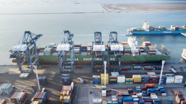 Jakarta - Endonezya. 05 Temmuz 2018: Tanjung Priok sanayi limanında kargo gemisi