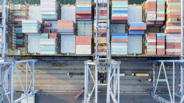 Jakarta - Endonezya. 04 Temmuz 2018: Kargo gemi boşaltma konteynırları Tanjung Priok endüstriyel limanda, Endonezya sürekliliğinin