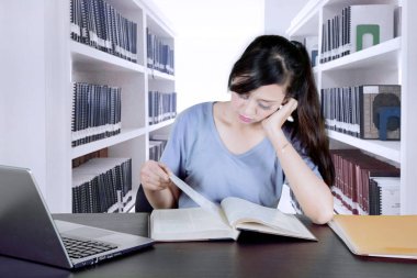 Resim kitaplığı'nda otururken bir kitap okuma Kafkas Bayan üniversite öğrencisi