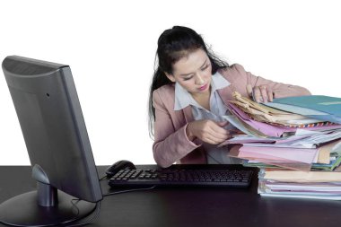 Kadın girişimci bir bilgisayar ve belgeleri, beyaz arka plan üzerinde izole yığını çalışma