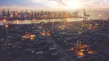 Jakarta - Endonezya. 05 Temmuz 2018: Günbatımı zaman muhteşem Tanjung Priok noktasının havadan görünümü