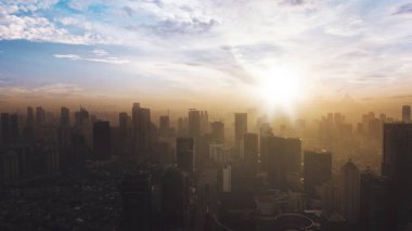 Jakarta - Endonezya. 05 Temmuz 2018: Siluet yüksek binalar gündoğumu zaman Jakarta City