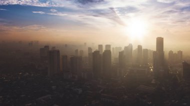 Jakarta - Endonezya. 05 Temmuz 2018: Silhouette gökdelenler ve şehir Jakarta günbatımı zaman konut ev