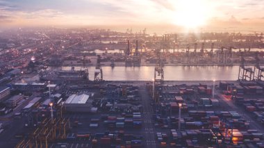 Jakarta - Endonezya. 05 Temmuz 2018: Tanjung Priok Port günbatımı zaman terminal kapsayıcıların havadan görünümü