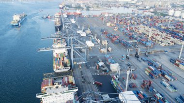 Jakarta - Endonezya. 05 Temmuz 2018: Tanjung priok endüstriyel bağlantı noktası yığınlar kapsayıcı ve vinçler ile