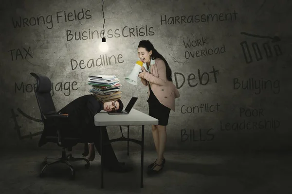 Picture Angry Female Leader Screaming Her Exhausted Employee Megaphone — Stock Photo, Image