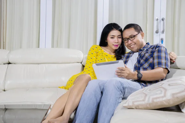 Casal Asiático Usando Tablet Digital Enquanto Sentados Juntos Sofá Tiro — Fotografia de Stock