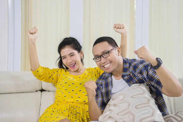 Imagen Pareja Asiática Feliz Mientras Partido Baloncesto Televisión Disparo Casa —  Fotos de Stock