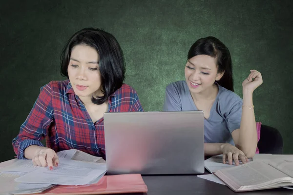 Bild Einer Asiatischen Studentin Die Mit Ihrem Freund Hausaufgaben Macht — Stockfoto