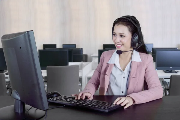 Krásný Call Centrum Operátor Pracuje Sluchátka Počítač Zatímco Sedí Kanceláři — Stock fotografie