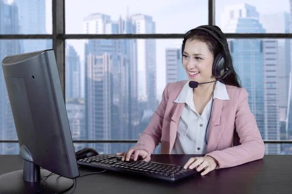 Belo Serviço Cliente Trabalhando Com Fone Ouvido Computador Enquanto Sentado — Fotografia de Stock