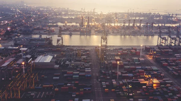 Jakarta - Endonezya. 05 Temmuz 2018: Tanjung Priok bağlantı noktası günbatımı zaman yığılmış kapları güzel havadan görünümü