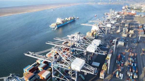 Jakarta - Endonezya. 05 Temmuz 2018: Kargo gemisi ve kapsayıcılar Jakarta, Endonezya ile meşgul endüstriyel bağlantı noktasının havadan görünümü, 