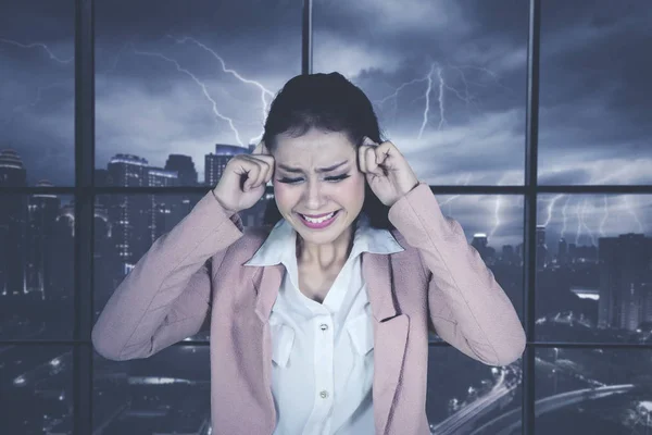 Bild Einer Kaukasischen Geschäftsfrau Die Kopfschmerzen Hat Während Sie Fenster — Stockfoto