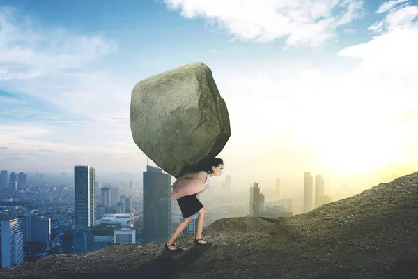 Imagem Jovem Mulher Negócios Caucasiana Levantando Uma Grande Pedra Enquanto — Fotografia de Stock