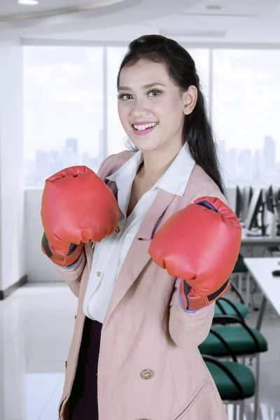 Caucasian Businesswoman Smiling Camera While Wearing Boxing Gloves Standing Office — Stock Photo, Image