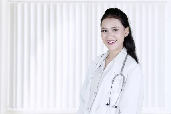 Image Caucasian Female Doctor Looking Camera While Standing Clinic — Stock Photo, Image