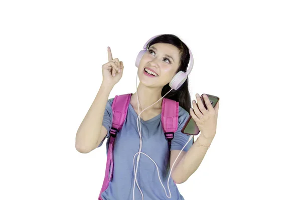 Foto Mujer Caucásica Escuchando Música Con Auriculares Mientras Está Pie — Foto de Stock