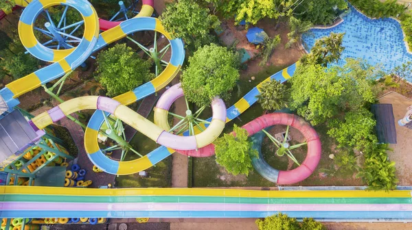 Hoge Hoekmening Van Kleurrijke Glijbanen Met Lege Zwembad Het Aqua — Stockfoto