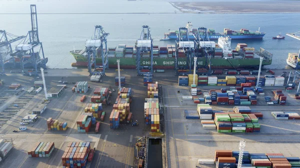 Jakarta - Endonezya. 05 Temmuz 2018: Tanjung Priok endüstriyel limanda, Endonezya sürekliliğinin boş konteyner gemisi havadan görünümü