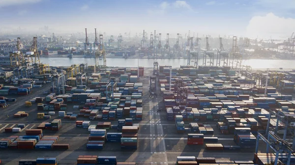 Jakarta - Endonezya. 05 Temmuz 2018: Kapları havadan görünümü Tanjung Priok endüstriyel limanda terminal yığılmış.