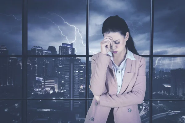 Imagem Empresária Feminina Parece Deprimido Enquanto Está Perto Janela Tiro — Fotografia de Stock