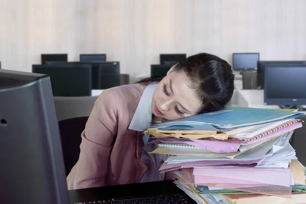 Photo Une Femme Affaires Épuisée Dormant Dessus Une Pile Documents — Photo