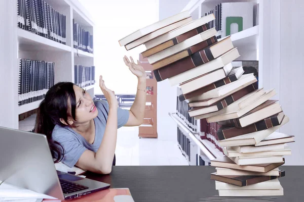 Imagen Una Estudiante Universitaria Sosteniendo Libros Caídos Mientras Estudia Sienta — Foto de Stock