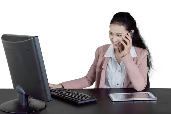 Unternehmerin Spricht Auf Einem Mobiltelefon Während Sie Mit Einem Computer — Stockfoto