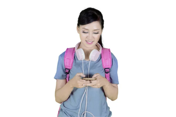 Obraz Bardzo Dorastającej Dziewczyny Przy Użyciu Telefonu Komórkowego Słuchania Muzyki — Zdjęcie stockowe