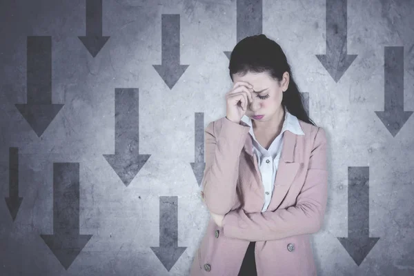 Imprenditrice Femminile Sembra Stressante Mentre Piedi Con Frecce Verso Basso — Foto Stock