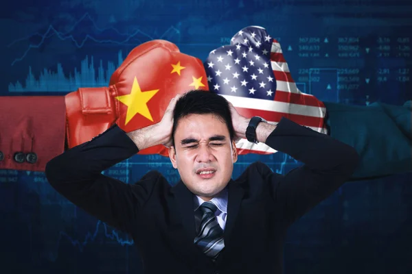 中国和美国政府冲突对男性经理人形象的压力 — 图库照片