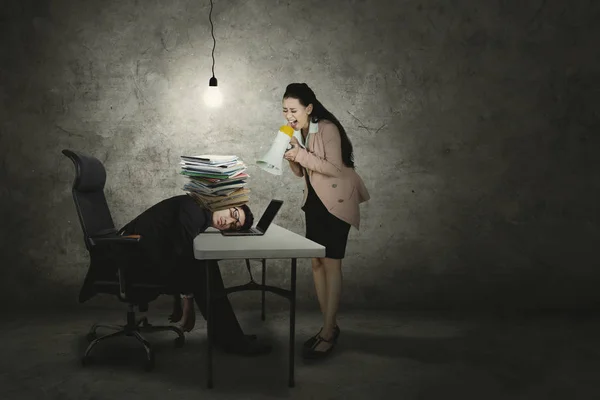 Hombre Negocios Cansado Siendo Gritado Por Jefe Mientras Duerme Con — Foto de Stock